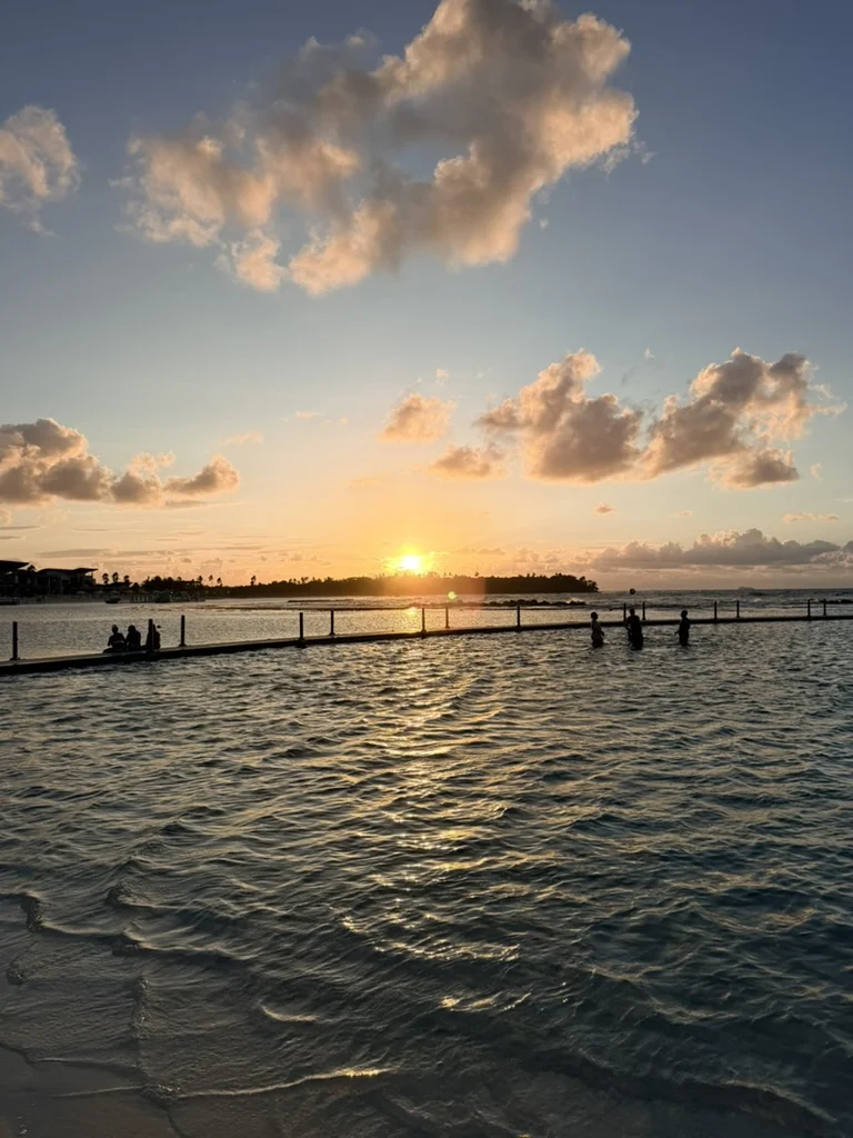 Playa Escondida - Playa de arena blanca del Caribe panameño